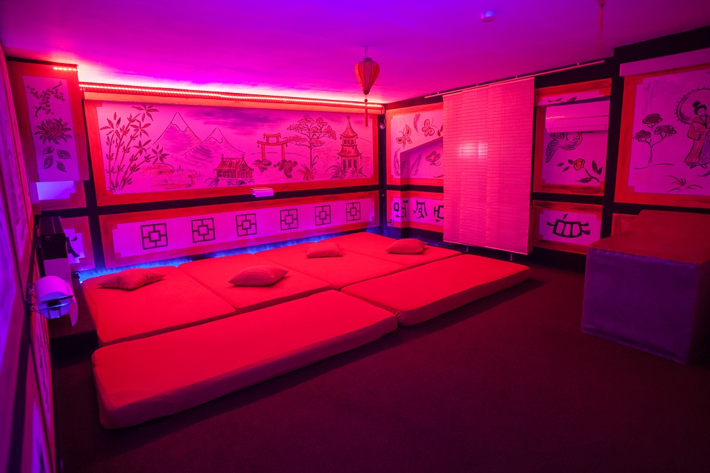 Japan-Zimmer mit Matten, Wandbildern und einer Laterne.